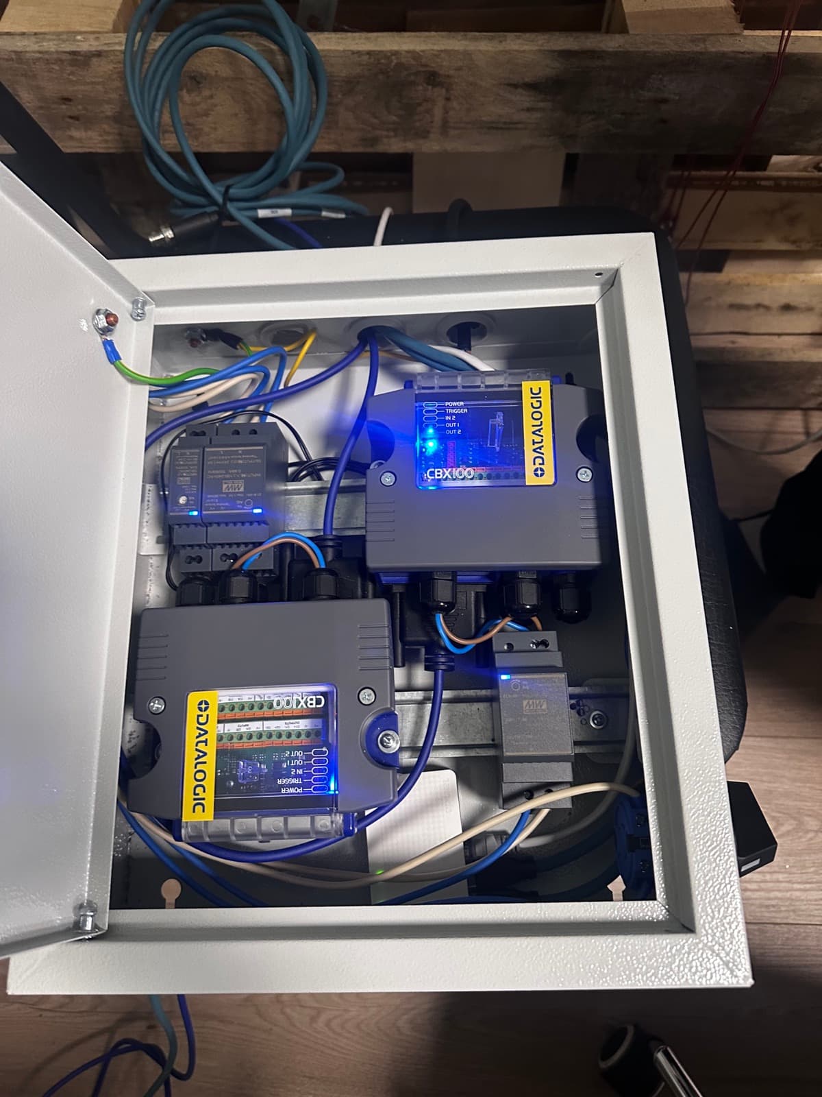 Открытый щит управления: две коммутационные коробки Datalogic CBX100, блок питания Mean Well на DIN-рейке, разводка и кабельные вводы
